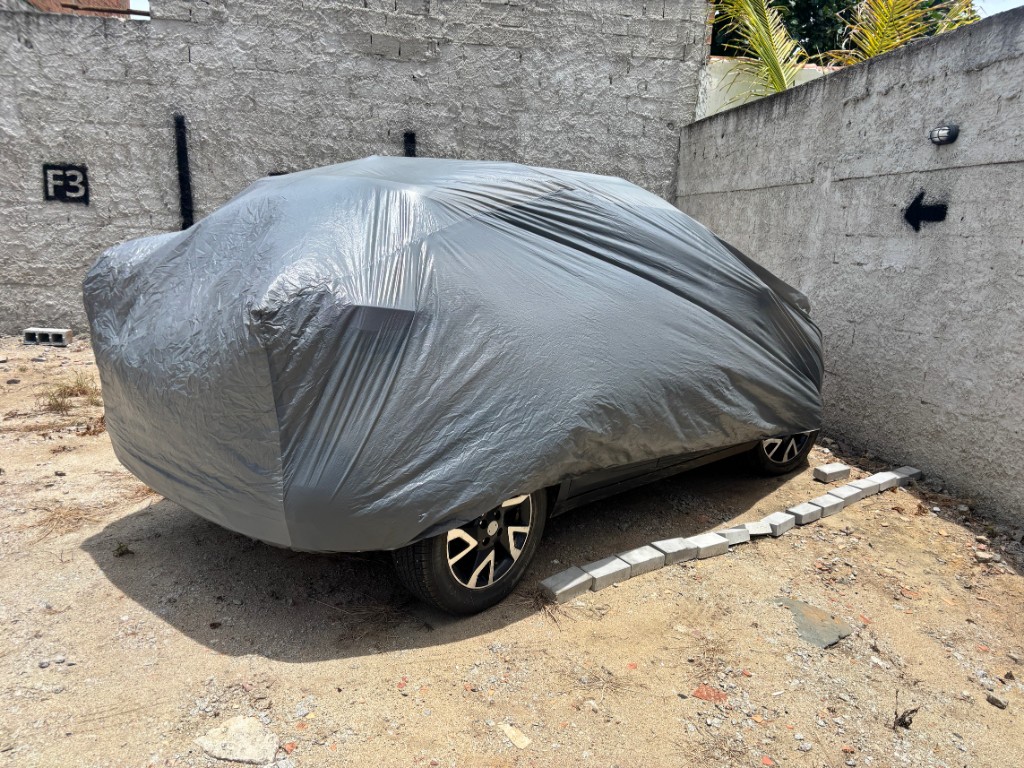 Veículo com capa de proteção no estacionamento Park Self em Porto Seguro