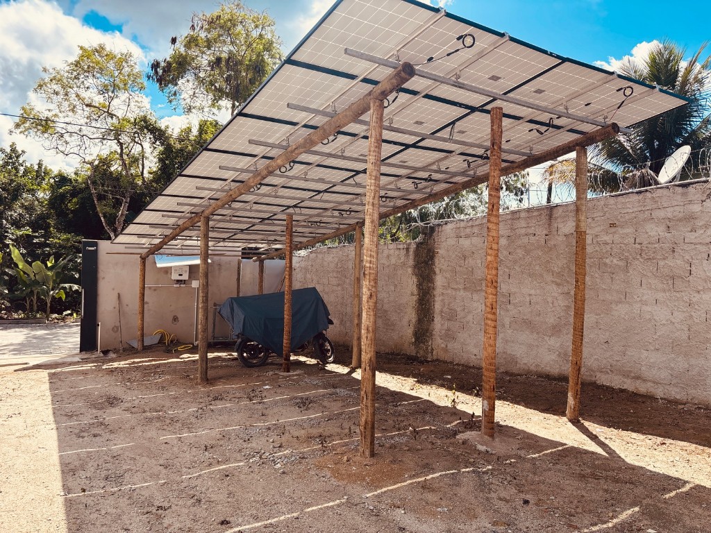 Vagas cobertas com painéis solares no estacionamento Park Self em Porto Seguro