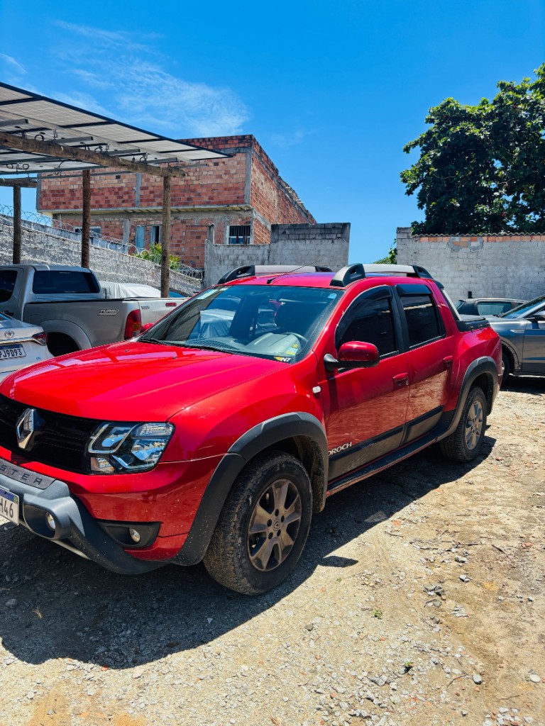 Renault Duster Oroch vermelha estacionada na vaga coberta do Park Self Porto Seguro
