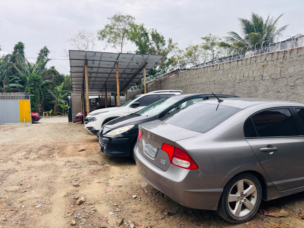 Vista panorâmica das vagas cobertas com painel solar do Park Self em Porto Seguro