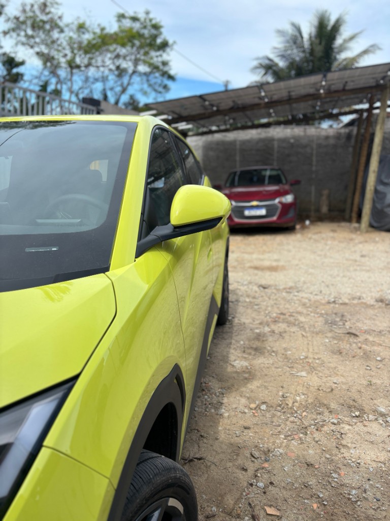 Veículos estacionados nas vagas cobertas do Park Self próximo ao aeroporto de Porto Seguro