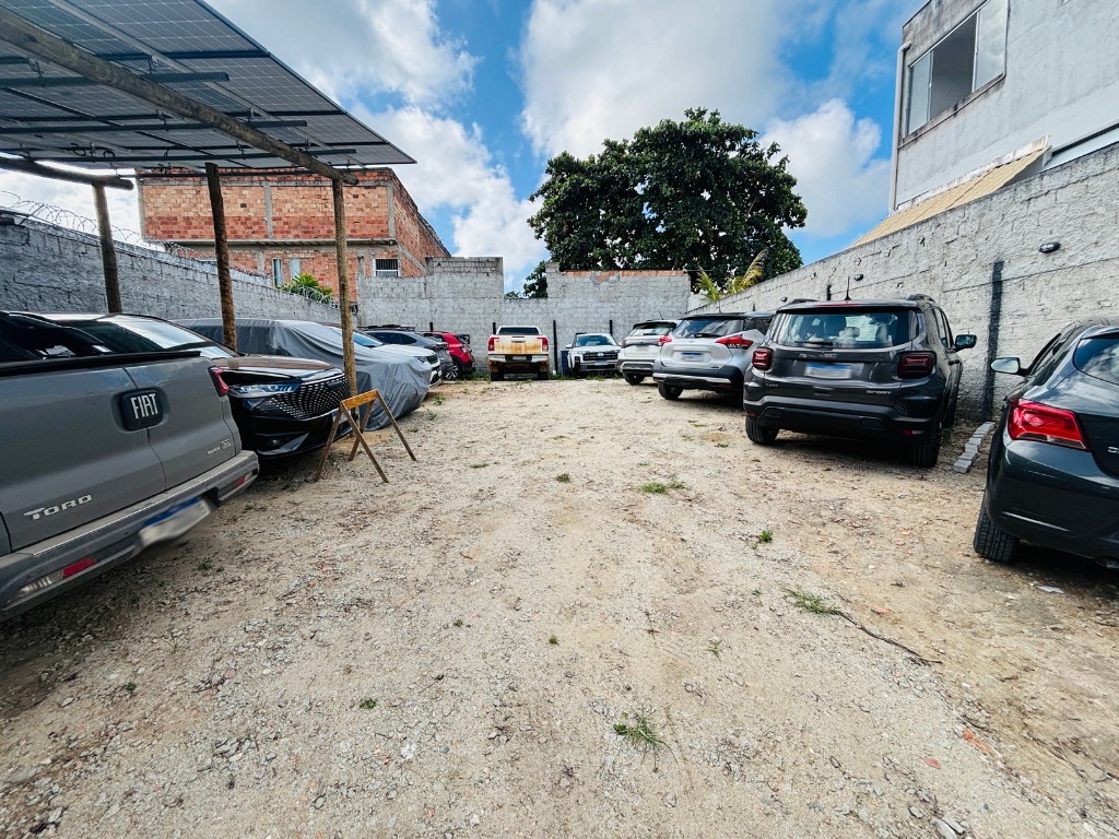 Vagas descobertas do Park Self com veículos estacionados perto do Aeroporto de Porto Seguro