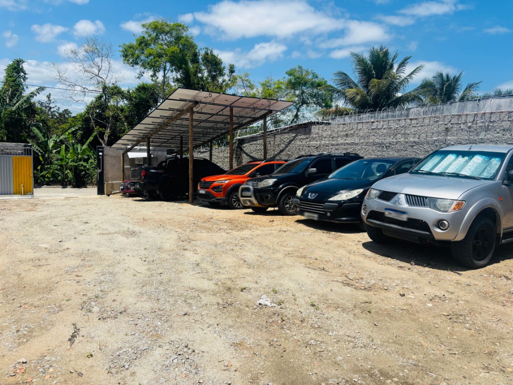 Vista completa do estacionamento Park Self mostrando vagas cobertas e descobertas em Porto Seguro