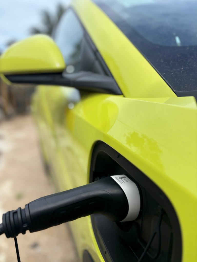 Carregador de veículo elétrico em uso no estacionamento Park Self em Porto Seguro