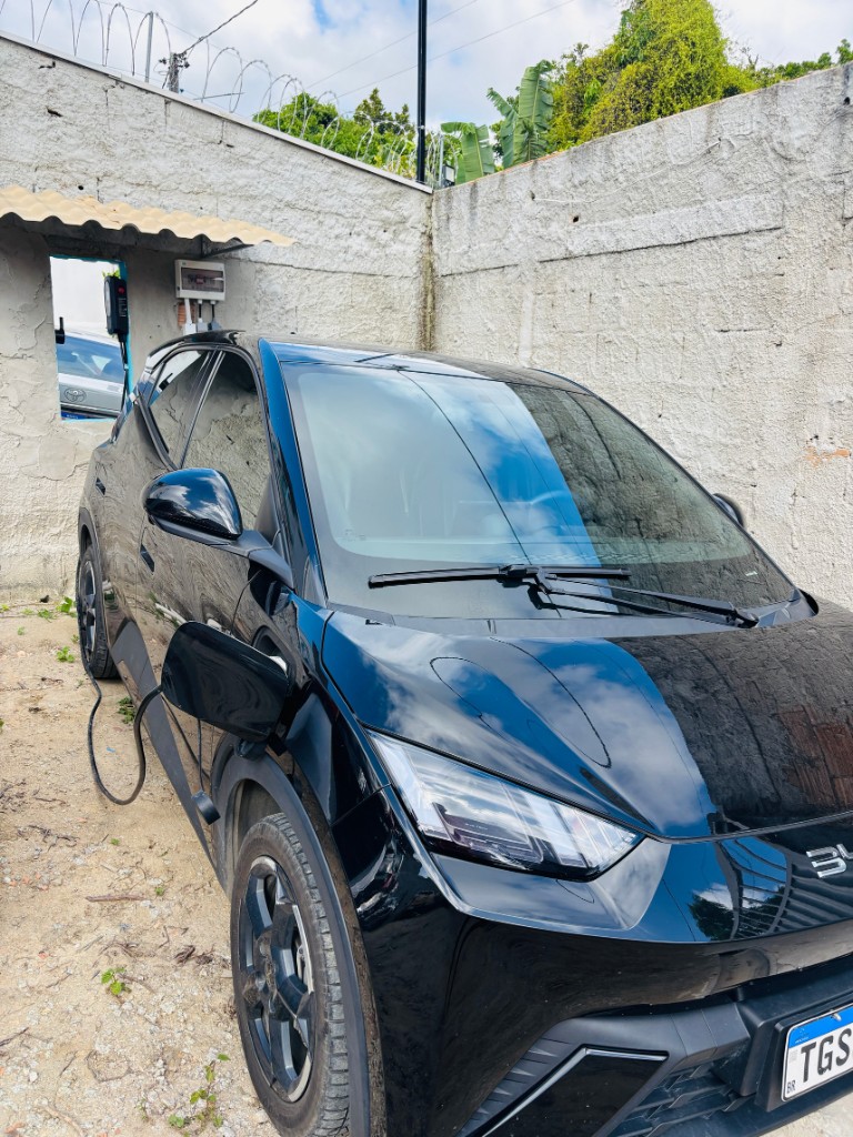 BYD Dolphin carregando no carregador elétrico do Park Self estacionamento Porto Seguro