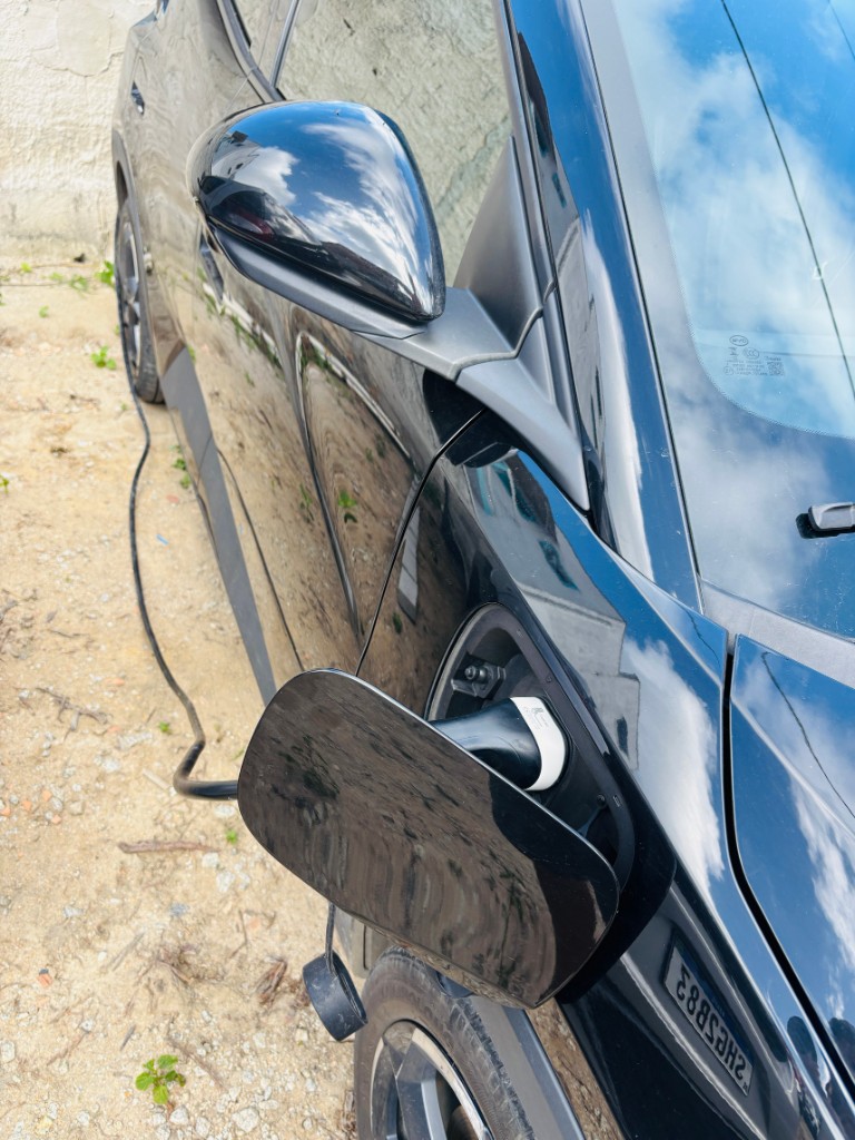 Jaguar I-Pace conectado ao carregador elétrico do estacionamento Park Self em Porto Seguro