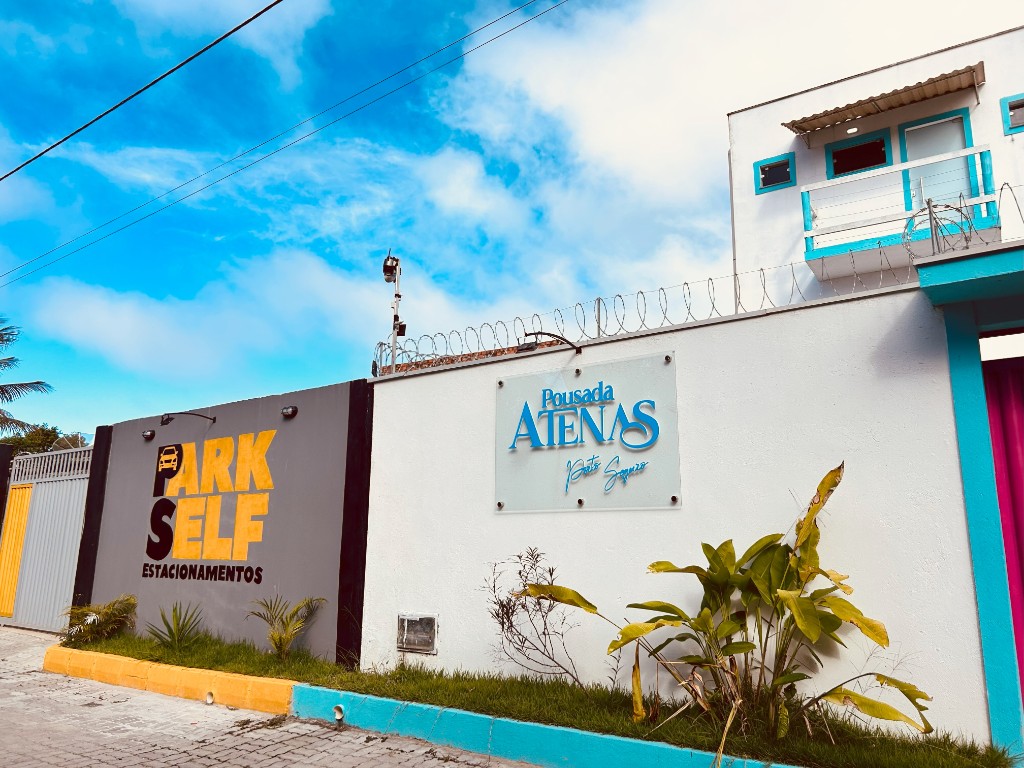 Vista completa da fachada do Park Self Estacionamento e Pousada Atenas em Porto Seguro Bahia