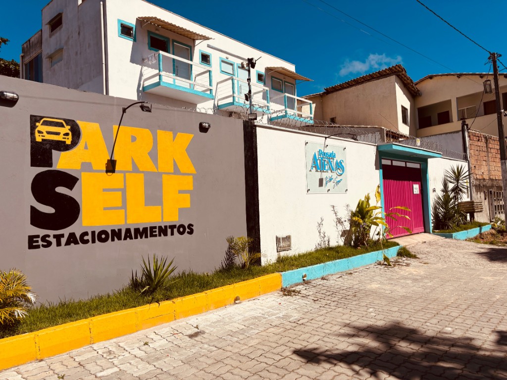 Fachada do Park Self Estacionamento e Pousada Atenas em Porto Seguro, ao lado do Aeroporto BPS