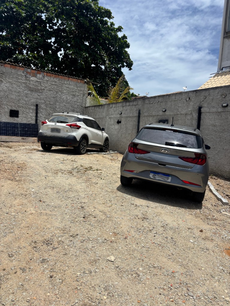 Hyundai HB20 e Nissan Kicks nas vagas descobertas do Park Self Porto Seguro