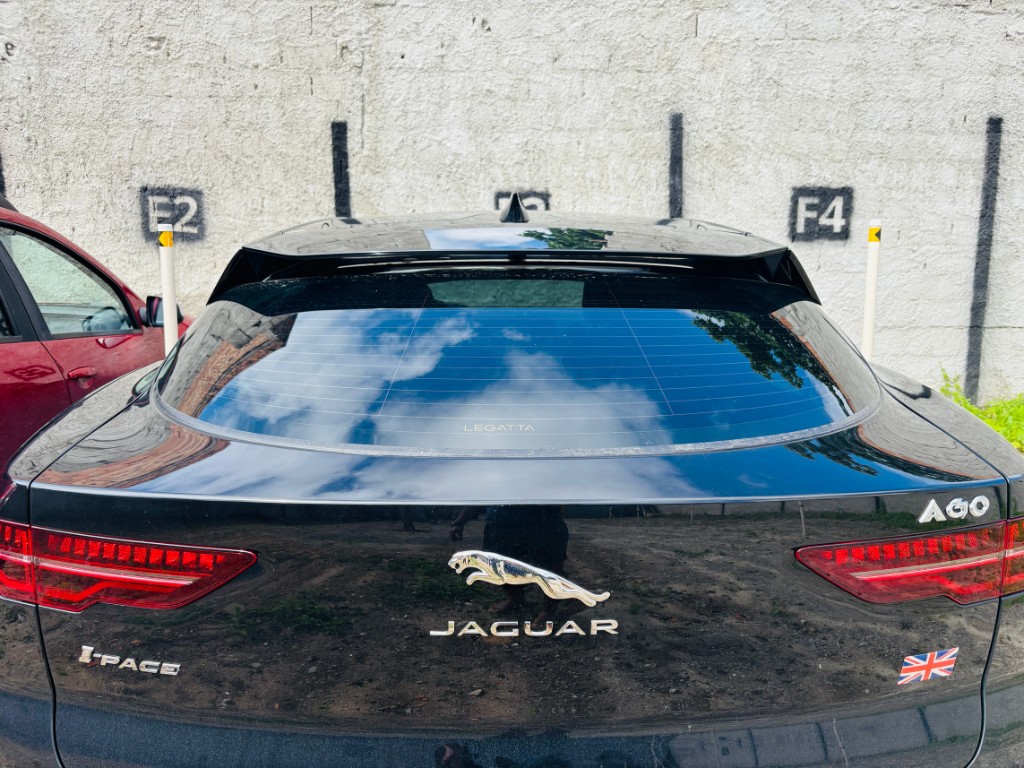 Jaguar I-Pace estacionado na vaga com marcação E2 e F4 visíveis no Park Self Porto Seguro